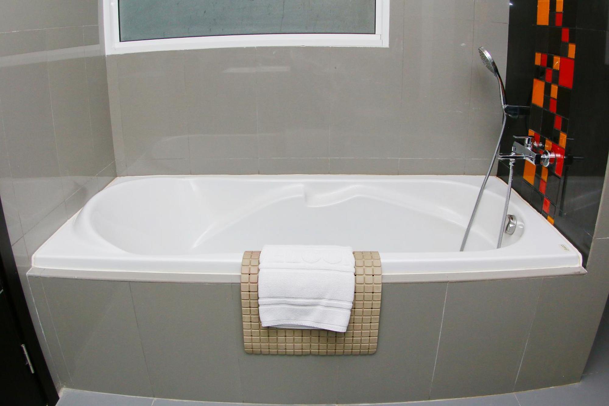 โรงแรม Arthitaya Nature & Lakkhana Poolside Pattaya